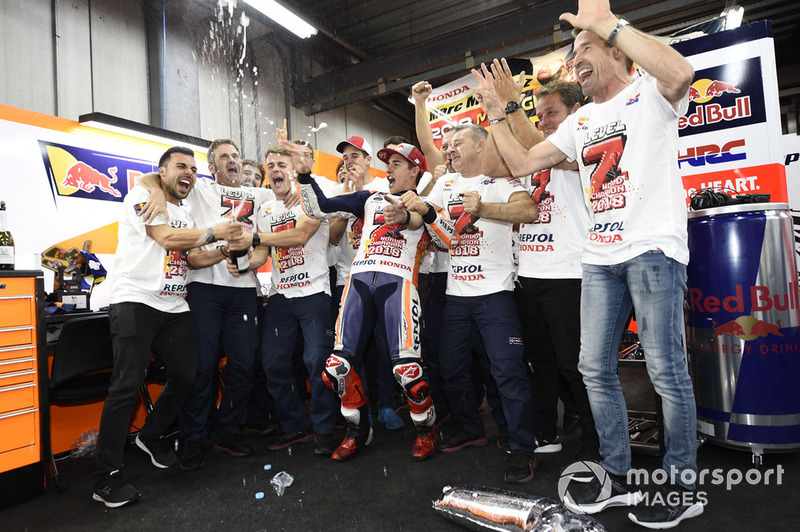 Чемпіон світу MotoGP 2018 року Марк Маркес, Repsol Honda Team, зі своєю командою