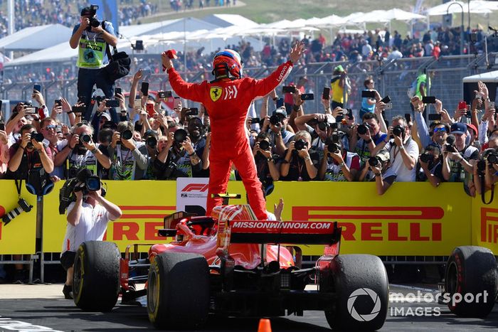 El ganador de la carrera Kimi Raikkonen, Ferrari SF71H celebra en Parc Ferme 