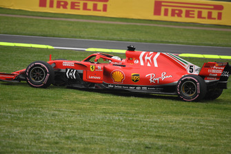 Sebastian Vettel, Ferrari SF71H traverse l'herbe après un tout-droit