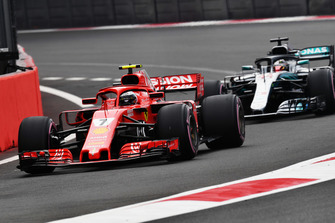 Kimi Raikkonen, Ferrari SF71H ve Lewis Hamilton, Mercedes AMG F1 W09 EQ Power+