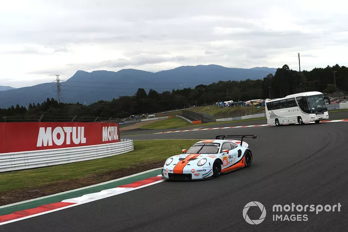 #86 Gulf Racing Porsche 911 RSR: Michael Wainwright, Benjamin Barker, Alex Davison y el autobús safari en pista