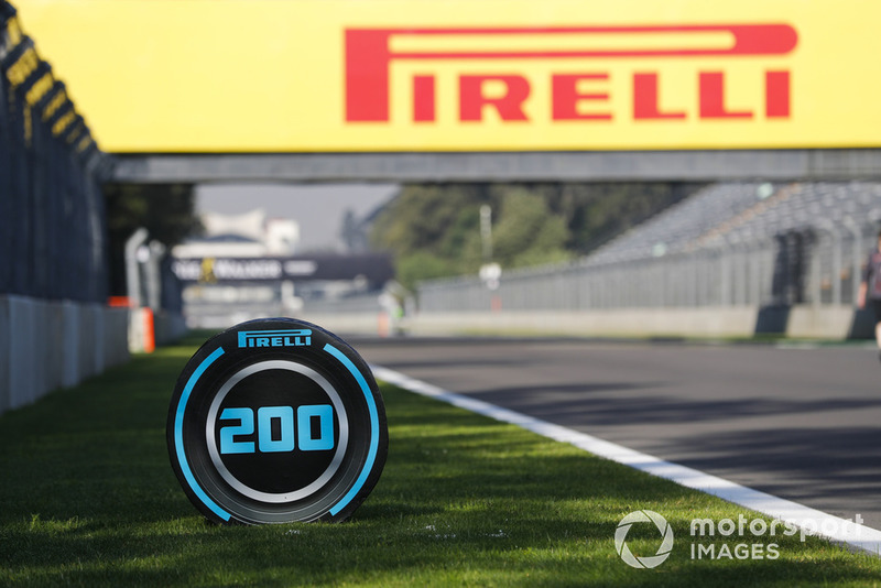 Un indicateur de distance avec le logo Pirelli