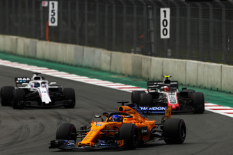 Fernando Alonso, McLaren MCL33, devant Kevin Magnussen, Haas F1 Team VF-18, et Lance Stroll, Williams FW41