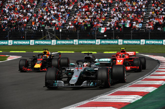 Lewis Hamilton, Mercedes-AMG F1 W09, Kimi Raikkonen, Ferrari SF71H ve Daniel Ricciardo, Red Bull Racing RB14