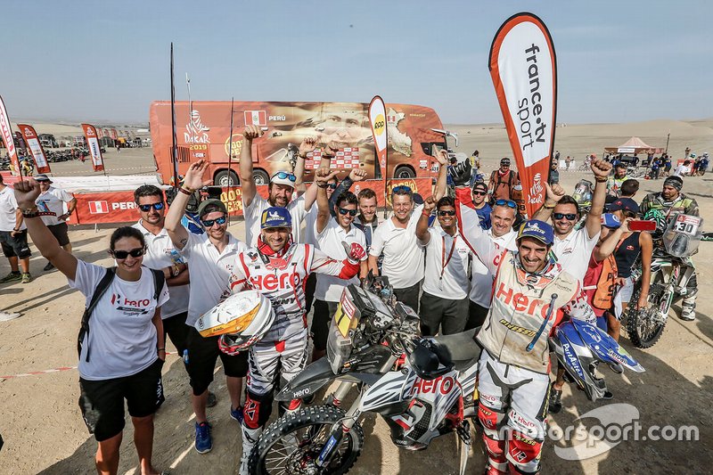 Joaquim Rodrigues, Oriol Mena with the HERO Motorsports Team Rally members
