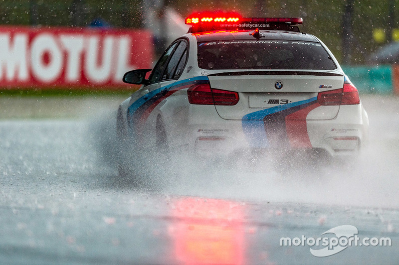 Coche de seguridad bajo la lluvia