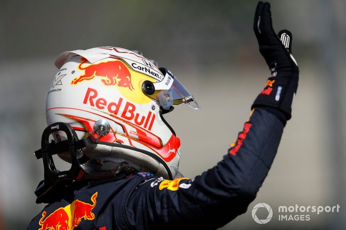 Max Verstappen, Red Bull Racing tercer puesto, saluda desde el Parc Ferme