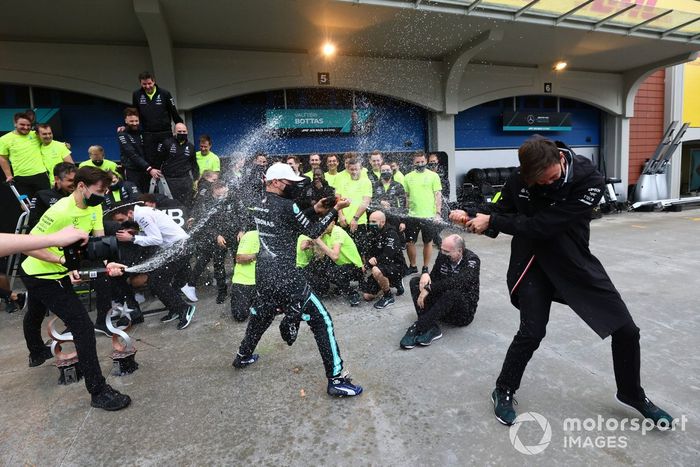 Toto Wolff, director del equipo y consejero delegado de Mercedes AMG, rocía con champán a Valtteri Bottas, Mercedes, 1ª posición, y al equipo Mercedes