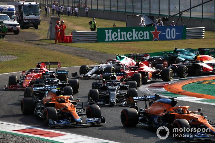 Daniel Ricciardo, McLaren MCL35M, Lando Norris, McLaren MCL35M, Pierre Gasly, AlphaTauri AT02, Lewis Hamilton, Mercedes W12, y el resto en la primera vuelta