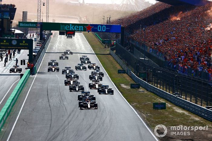 Arrancada: Max Verstappen, Red Bull Racing RB16B, Lewis Hamilton, Mercedes W12, Valtteri Bottas, Mercedes W12, Pierre Gasly, AlphaTauri AT02, Charles Leclerc, Ferrari SF21