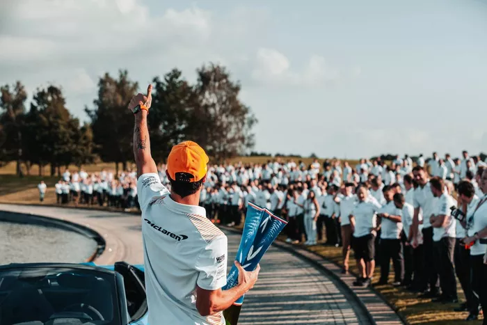 Daniel Ricciardo, McLaren celebra con los miembros del equipo