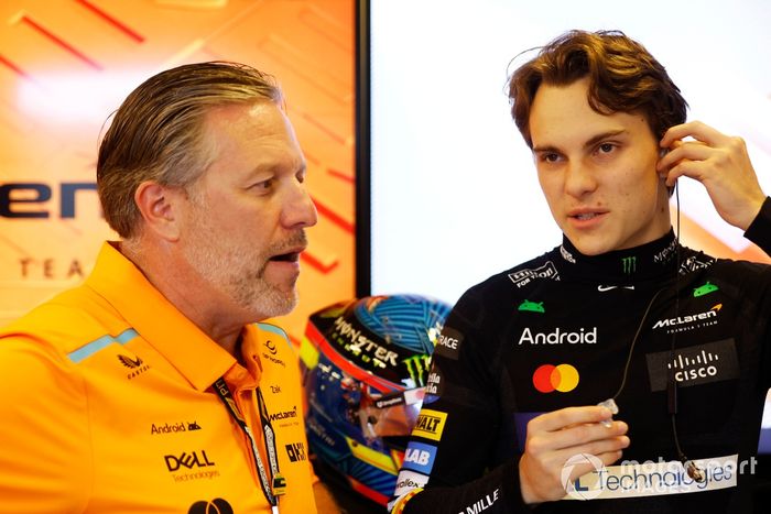 Zak Brown, Director General de McLaren Racing, con Oscar Piastri, Equipo McLaren F1