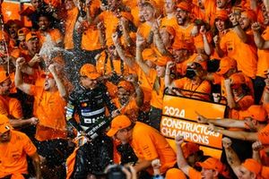 Lando Norris, McLaren F1 Team, 1ª posição, a equipa McLaren celebra a conquista do título de Campeão de Construtores