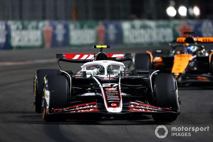 Nico Hulkenberg, Haas VF-24, Oscar Piastri, McLaren MCL38