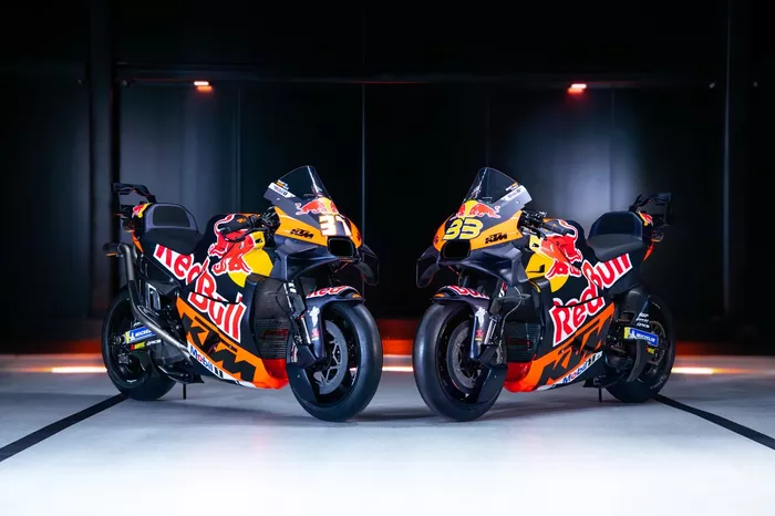Pedro Acosta, Brad Binder, Red Bull KTM Factory Racing, bikes