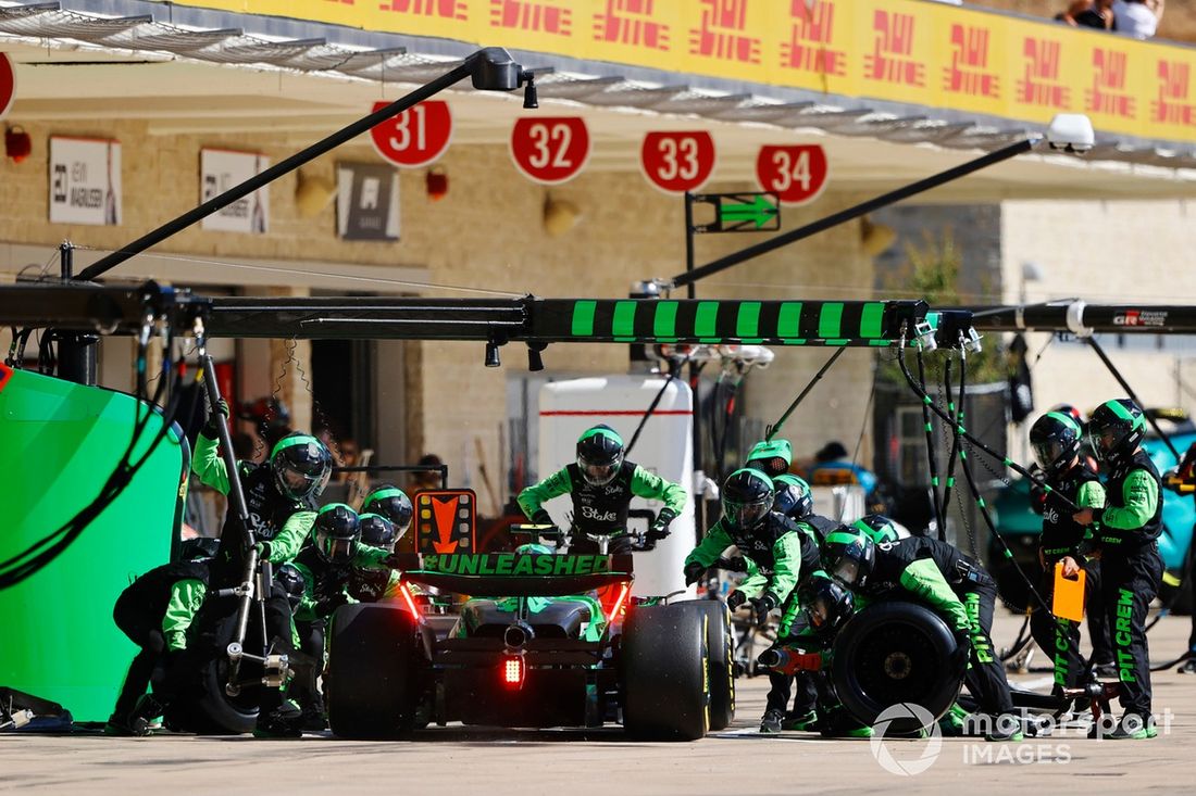 Zhou Guanyu, Stake F1 Team KICK Sauber C44, hace una parada en boxes