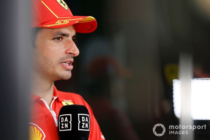Carlos Sainz, Scuderia Ferrari, habla con los medios de comunicación