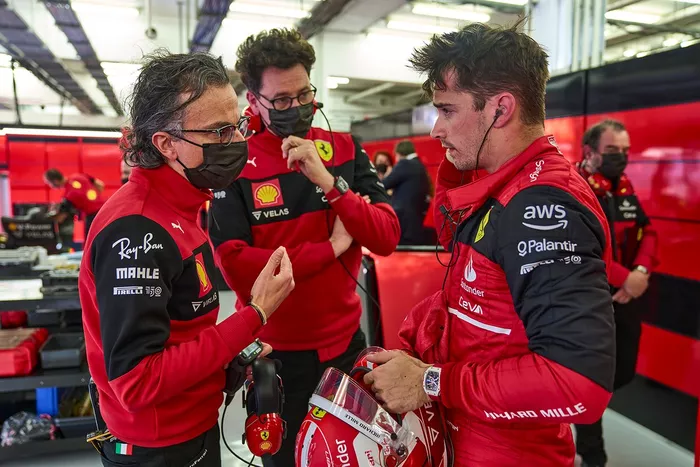 Laurent Mekies, Director de carreras, Ferrari, Charles Leclerc, Ferrari F1-75, Mattia Binotto, Director de equipo, Ferrari