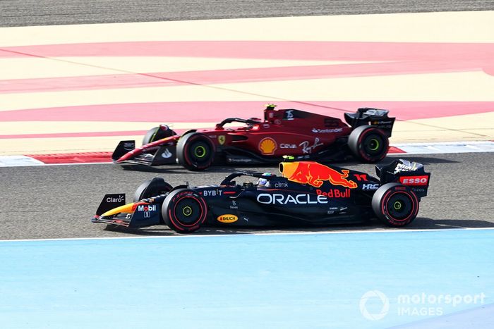 Sergio Pérez, Red Bull Racing RB18, pasa a Carlos Sainz Jr., Ferrari F1-75