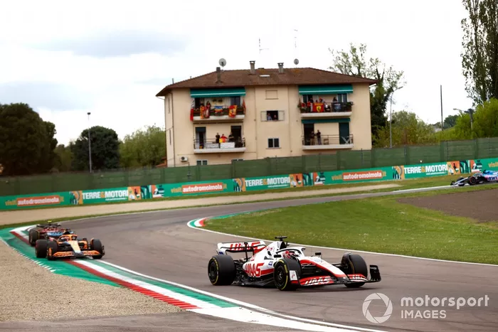 Kevin Magnussen, Haas VF-22, Daniel Ricciardo, McLaren MCL36, Carlos Sainz Jr, Ferrari F1-75