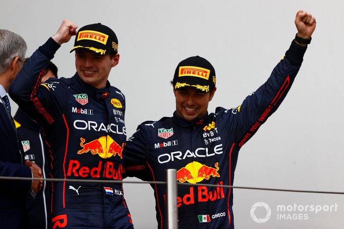 Podio: ganador Max Verstappen, Red Bull Racing, segundo lugar Sergio Pérez, Red Bull Racing