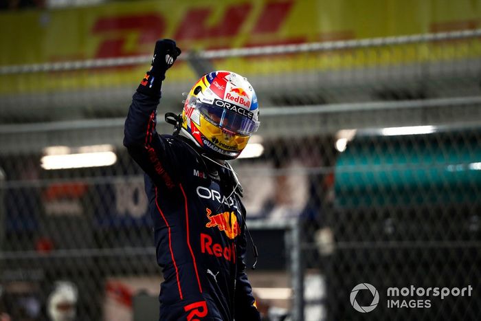 El ganador de la pole, Sergio Pérez, de Red Bull Racing, celebra en el Parc Ferme