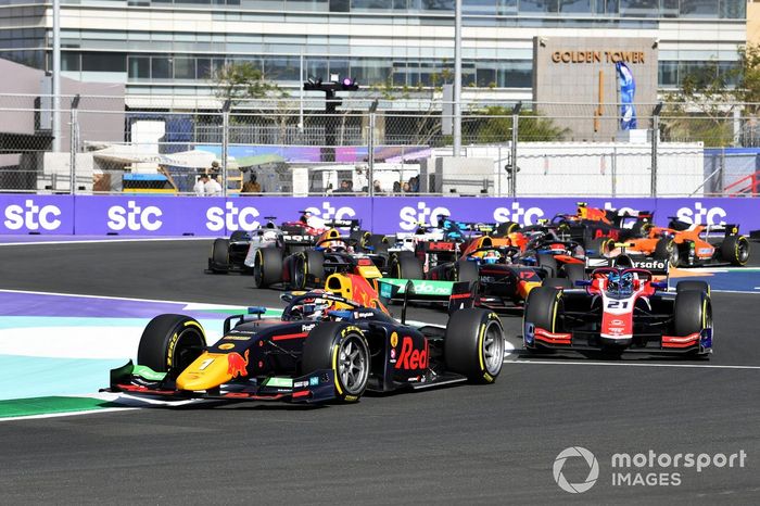 Dennis Hauger, Prema Racing, lidera al inicio de la carrera