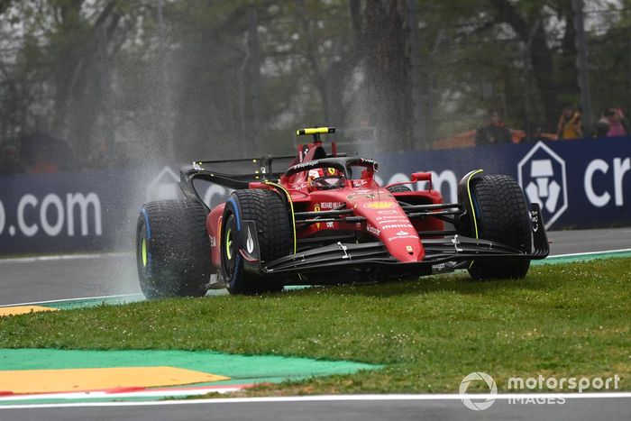 Carlos Sainz Jr., Ferrari F1-75, en la hierba