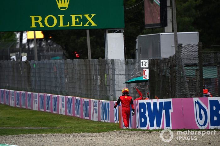 Carlos Sainz Jr., de Ferrari, regresa al garaje tras chocar en la Q2