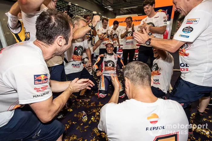 Il Campione del Mondo Marc Marquez, Repsol Honda Team, festeggia con il suo team