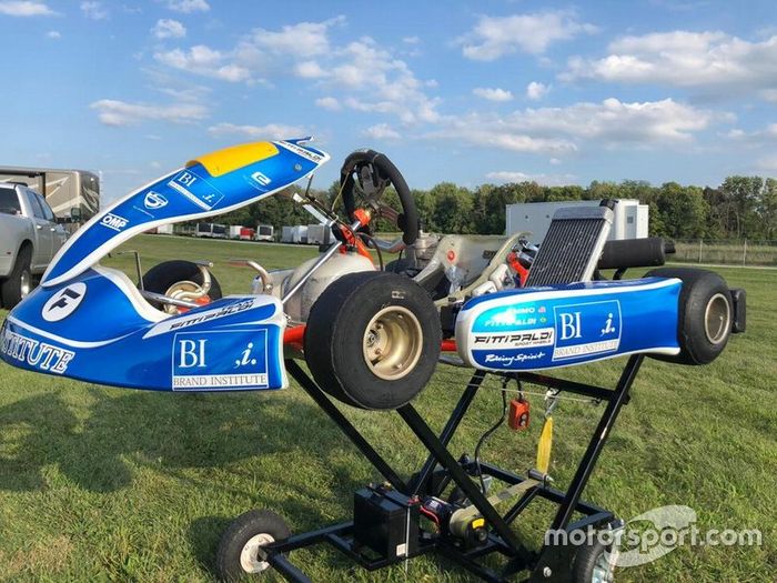 Kart de Emmo com as cores do novo patrocinador