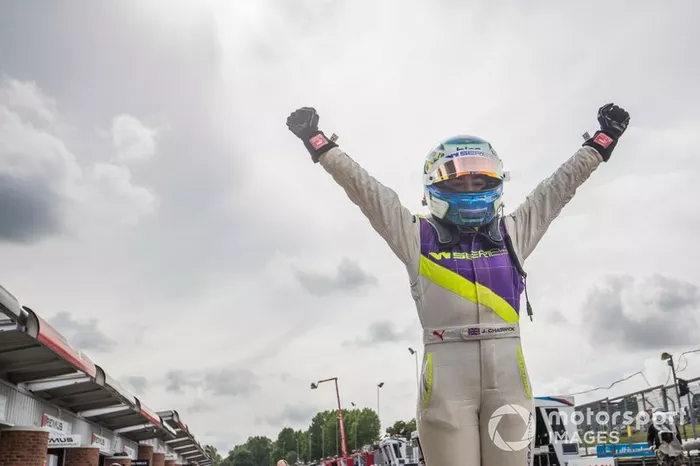 Jamie Chadwick festeggia al Parc Ferme