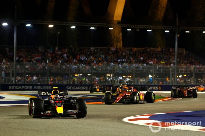 Sergio Pérez, Red Bull Racing RB18, Charles Leclerc, Ferrari F1-75, Carlos Sainz, Ferrari F1-75