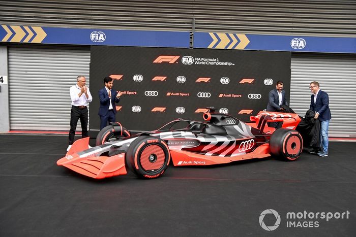 Stefano Domenicali, CEO de la Fórmula 1, Mohammed bin Sulayem, Presidente de la FIA, y el concept de Audi Sport F1