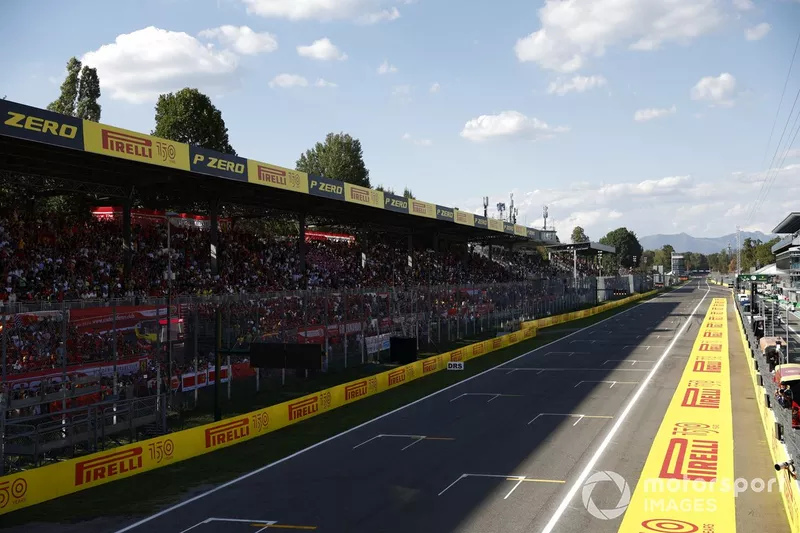 I tifosi riempiono le tribune di rosso Ferrari