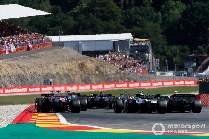 Zhou Guanyu, Alfa Romeo C42, Mick Schumacher, Haas VF-22, persigue al pelotón