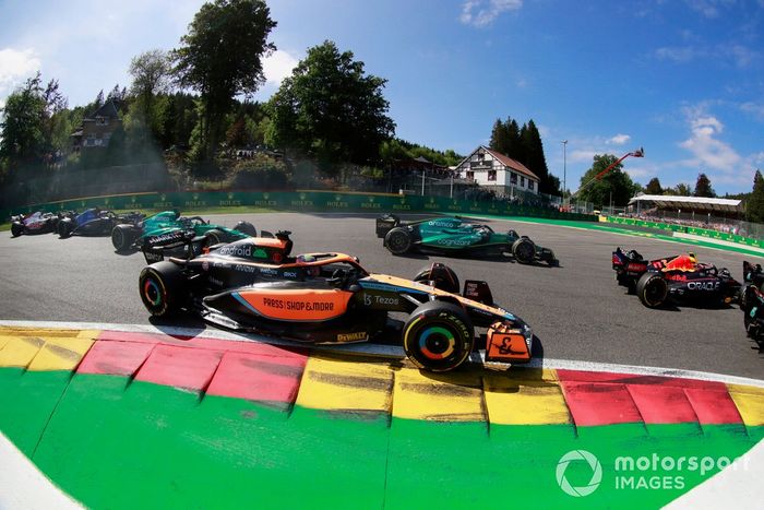 Sergio Pérez, Red Bull Racing RB18, Sebastian Vettel, Aston Martin AMR22, Daniel Ricciardo, McLaren MCL36, el resto en la salida