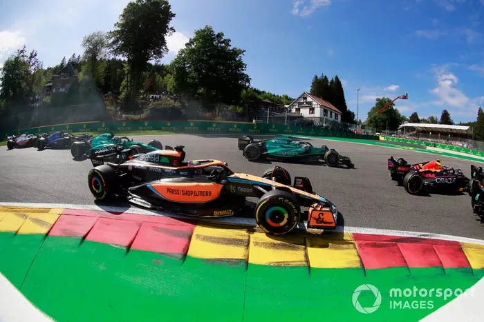 Sergio Pérez, Red Bull Racing RB18, Sebastian Vettel, Aston Martin AMR22, Daniel Ricciardo, McLaren MCL36, el resto en la salida
