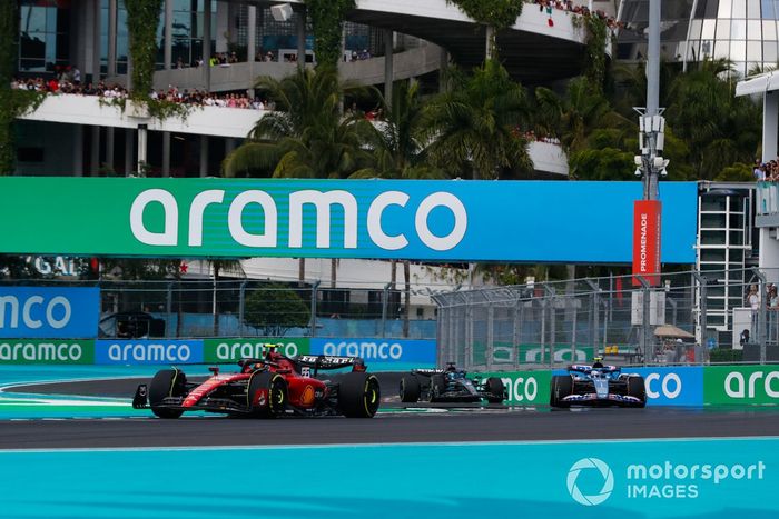 Carlos Sainz, Ferrari SF-23, Esteban Ocon, Alpine A523, George Russell, Mercedes F1 W14