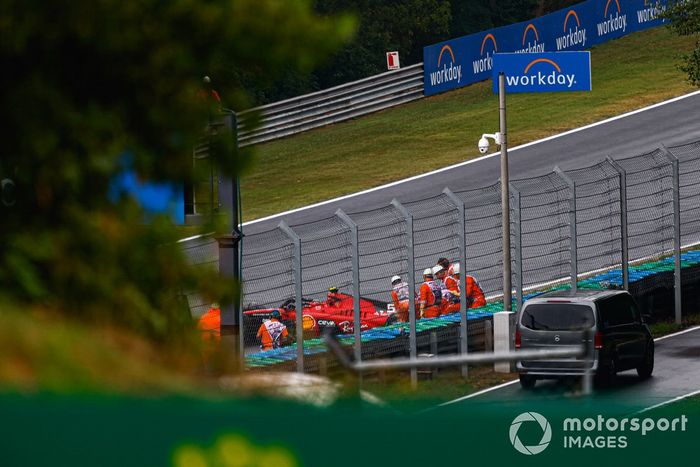 Los comisarios retiran el coche dañado de Carlos Sainz, Ferrari SF-23, del circuito