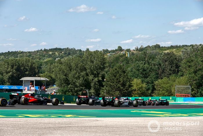 George Russell, Mercedes F1 W14, Kevin Magnussen, Haas VF-23, Zhou Guanyu, Alfa Romeo C43, en la vuelta de apertura.