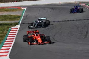 Charles Leclerc, Ferrari SF90, voor Lewis Hamilton, Mercedes-AMG F1 W10