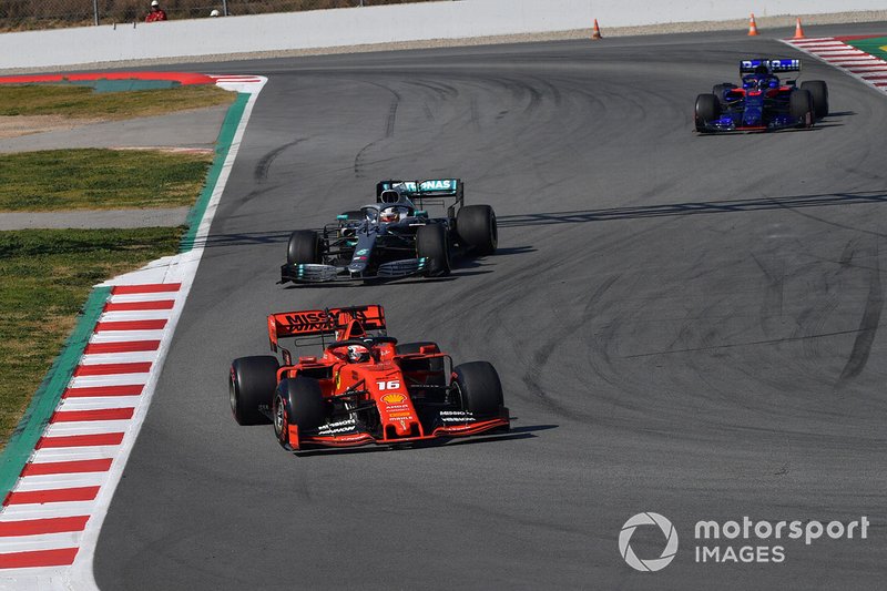 Charles Leclerc, Ferrari SF90 precede Lewis Hamilton, Mercedes-AMG F1 W10