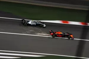 Max Verstappen, Red Bull Racing RB15,  Valtteri Bottas, Mercedes AMG W10