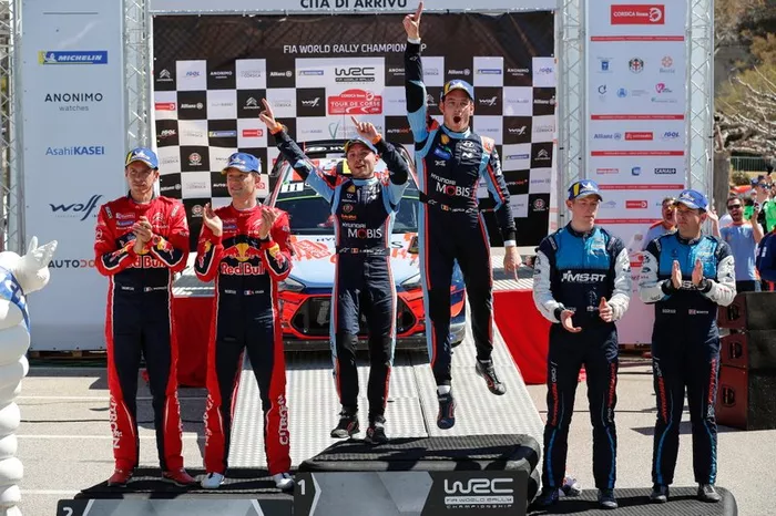 Podio: i vincitori Thierry Neuville, Nicolas Gilsoul, Hyundai Motorsport Hyundai i20 Coupe WRC, i secondi classificati Sébastien Ogier, Julien Ingrassia, Citroën World Rally Team Citroen C3 WRC, i terzi classificati Elfyn Evans, Scott Martin, M-Sport Ford WRT Ford Fiesta WRC