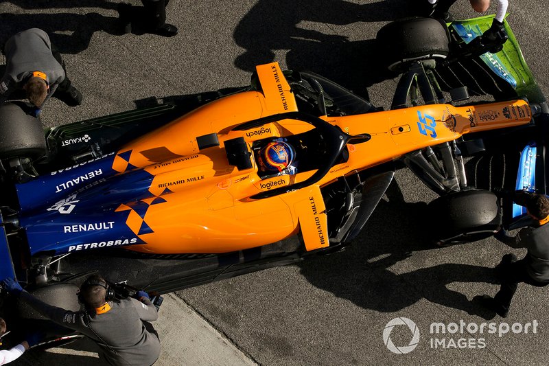Carlos Sainz Jr., McLaren MCL34, s'arrête à son stand