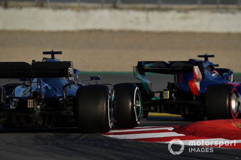 Lewis Hamilton, Mercedes-AMG F1 W10 EQ Power+ and Daniil Kvyat, Scuderia Toro Rosso STR14