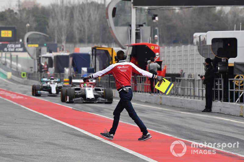 Alfa Romeo Racing mechanic in pit lane
