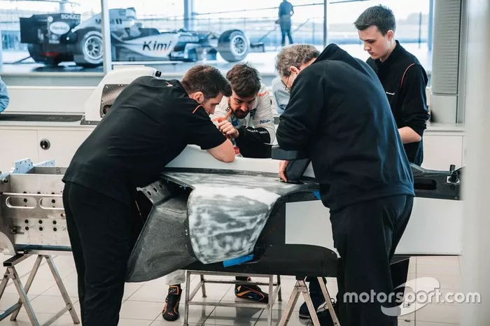 Fernando Alonso prova il sedile per la Indy 500