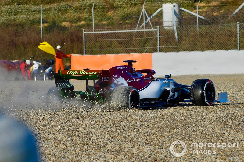 Kimi Raikkonen, Alfa Romeo Racing C38, va in testacoda e finisce nella sabbia, nella mattinata di apertura dei test